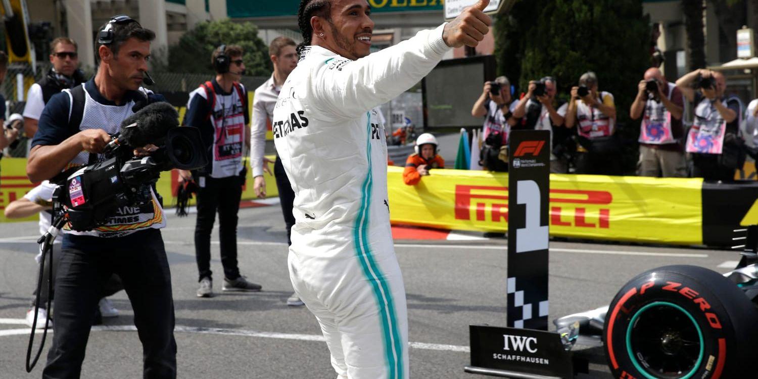 Lewis Hamilton firar sin kvalseger i Monaco.