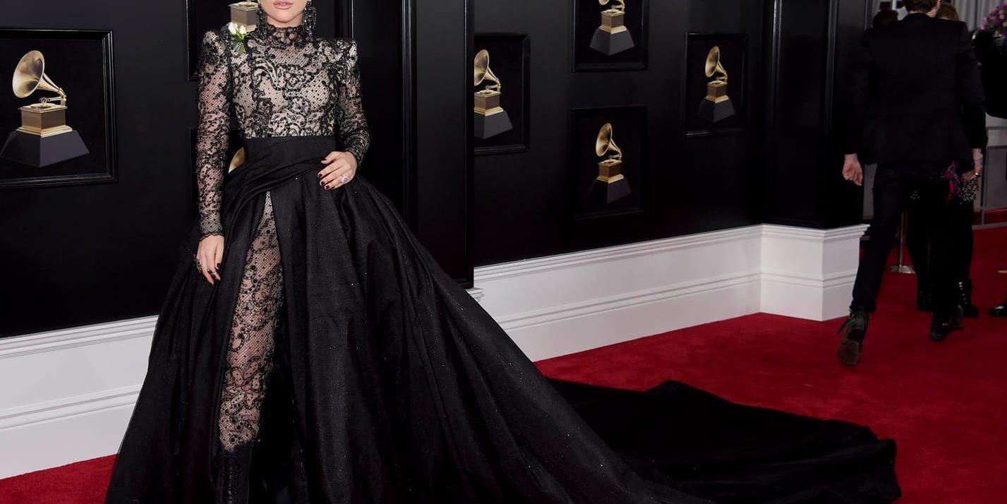 Lady Gaga bar en vit ros på Grammy-galan i januari. Arkivbild.