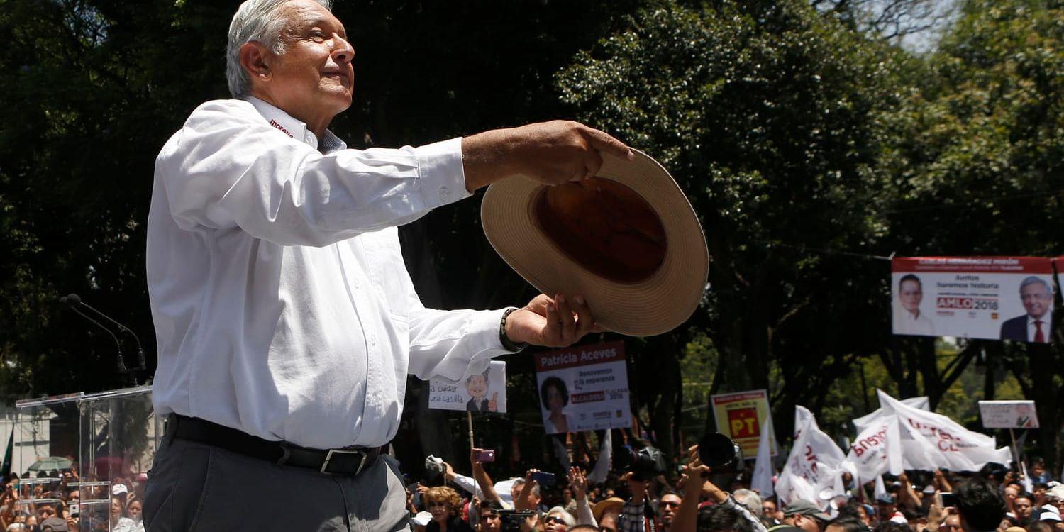 Presidentkandidaten Andrés Manuel López Obrador, med sitt vänsterparti Morena i ryggen, under ett valmöte i Tlalpanin, utanför huvudstaden Mexico City i förra veckan.