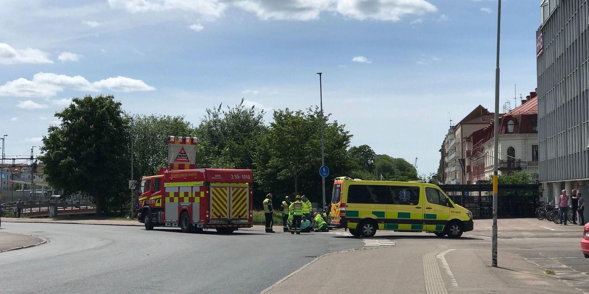 En kvinna i 40-årsåldern fick föras till sjukhus i ambulans efter en påkörningsolycka på Fredrik Ströms gata.