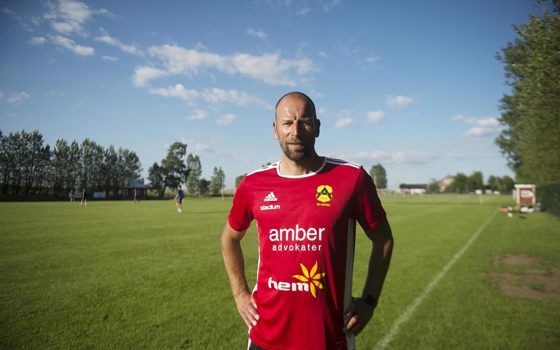 Peter Linadu är ny tränare i Astrio för säsongen, efter att Mats Jingblad ledde laget till stora framgångar under 2019.