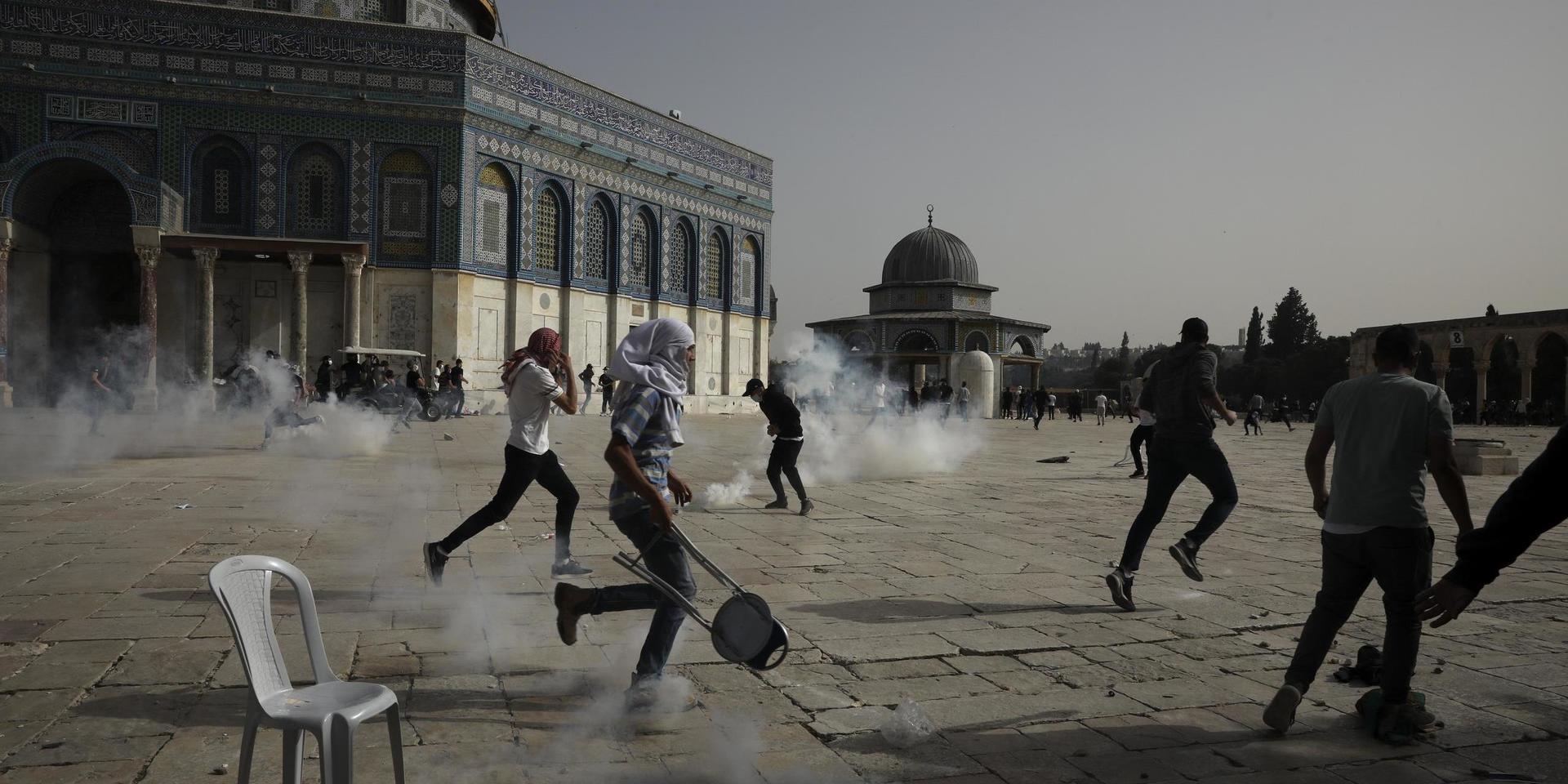 Tårgas vid sammanstötningar framför al-Aqsa-moskén i Jerusalems gamla stad på måndagen.