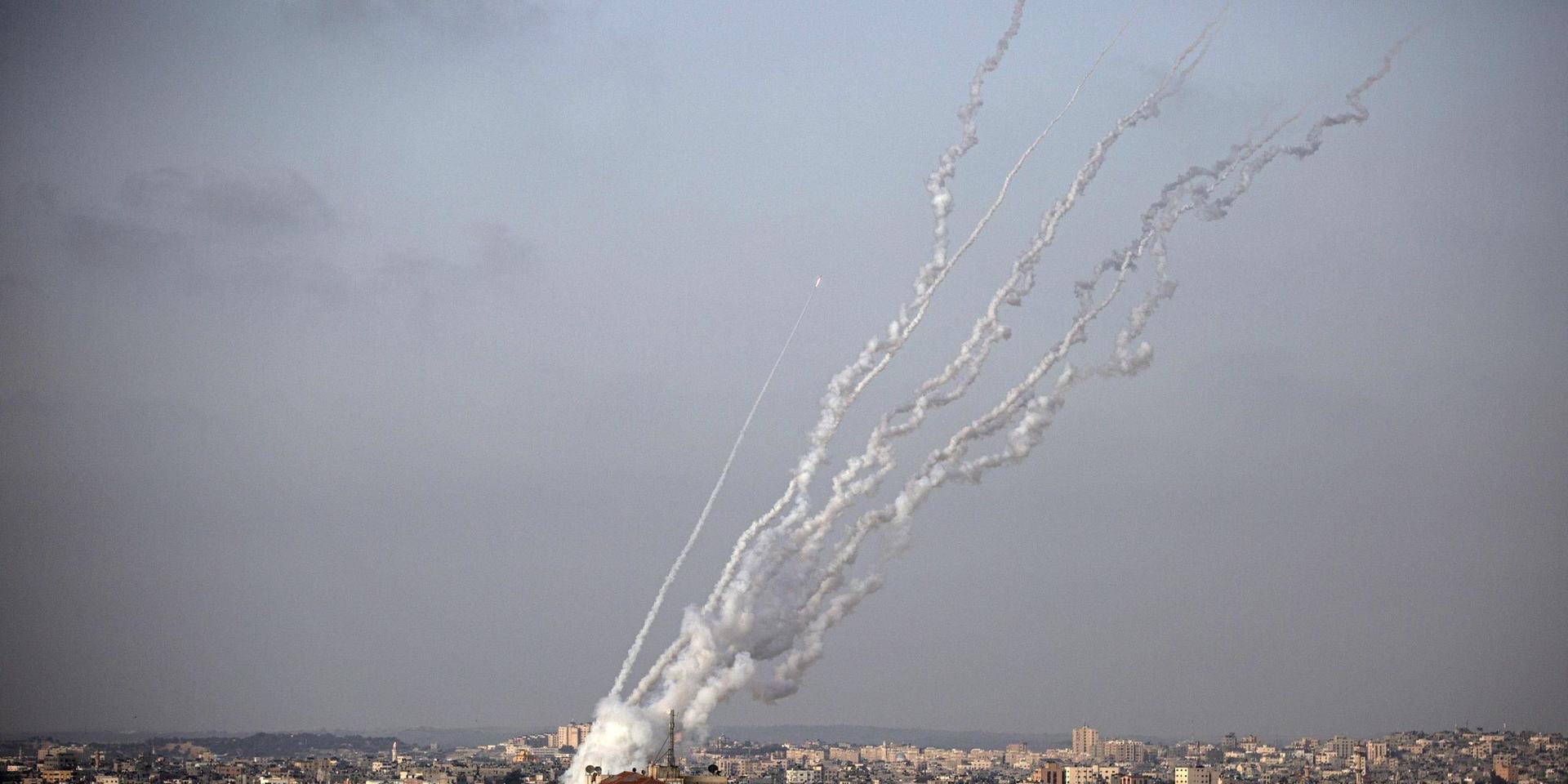Raketer avfyras från Gaza in på israeliskt territorium.