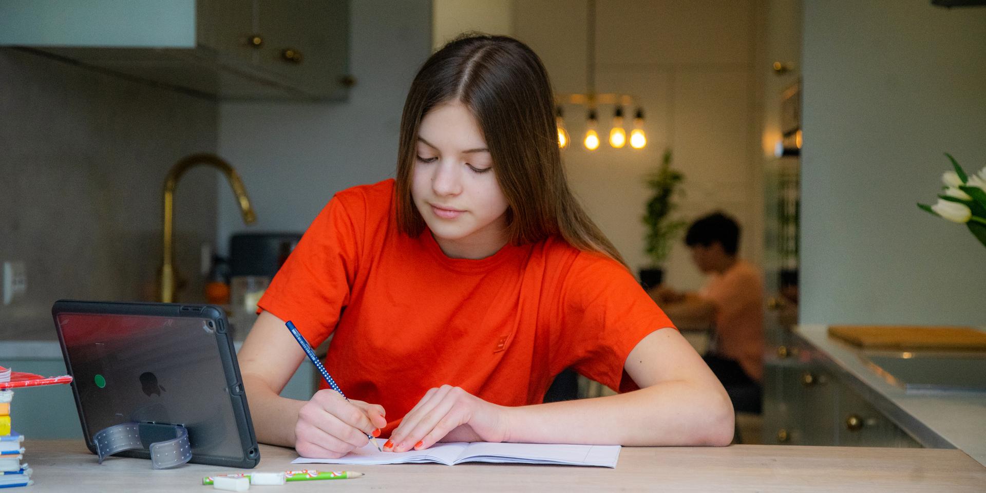 Hur elever klarar hemarbete, och hur mycket stöd man får från föräldrar, har blivit avgörande för hur väl man presterar i skolan.