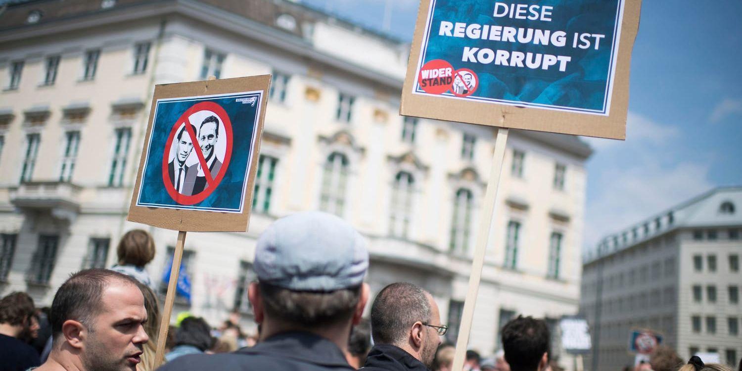 Demonstranter samlades framför förbundskanslerns kansli i Wien i Österrike efter avslöjandet av den så kallade Ibiza-affären. På skylten till höger står "Den här regeringen är korrupt". Arkivbild.