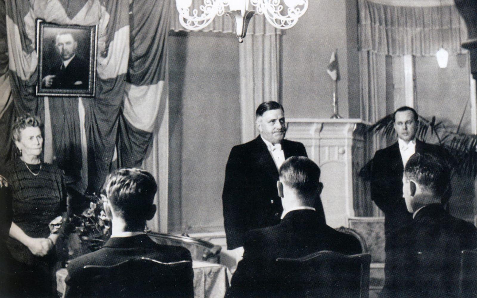 Foto från Nyhems Mekaniskas 25-årsjubileum 1944. Från vänster syns Anna Rex (under en tavla med den avlidne maken Ernst Rex), landshövding Reimer Johansson samt sonen Stig Rex. 