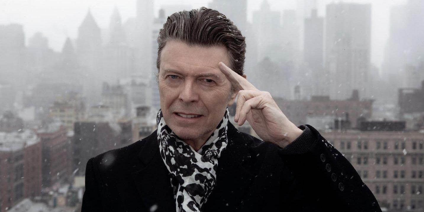 Statyn "Earthly messenger" föreställer flera versioner av David Bowie. Arkivbild.