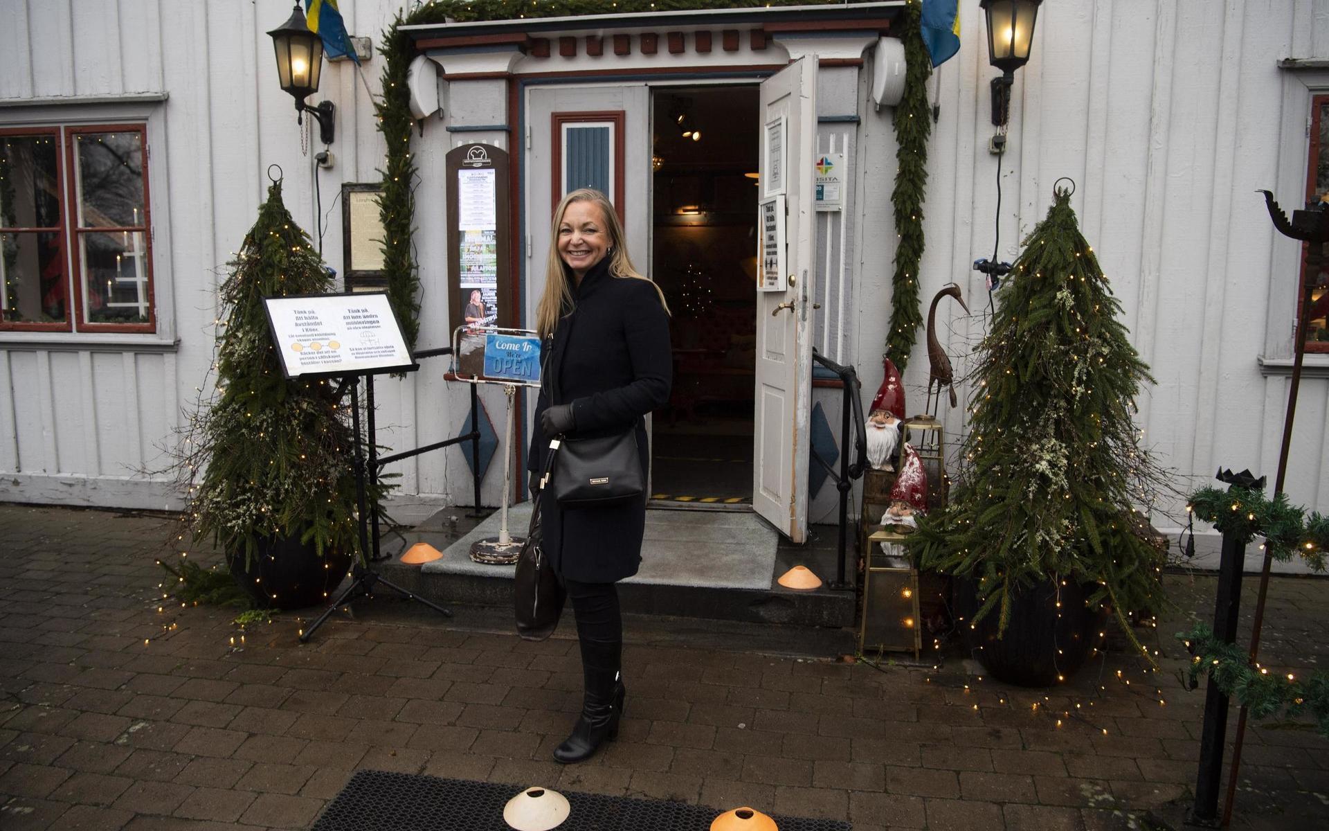 Kommundirektör Jennie Vidal utanför restaurangen Gästgivaregården, som ligger ett par hundra meter från kommunhuset i Ljungby. 