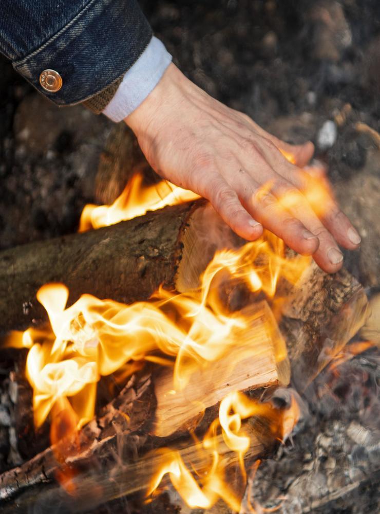 Nicolai Tram berättar att det är cirka 100-200 grader varmt i lågorna och ungefär 1200 grader i glöden. ”Jag har aldrig bränt mig när jag lagat mat över öppen eld, men jag har bränt mig rätt många gånger på en ugn eller en induktionshäll…”.