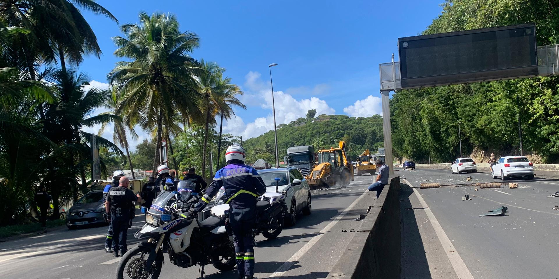 Polis leder om trafik efter en covidprotest i det franska territoriet Guadeloupe.