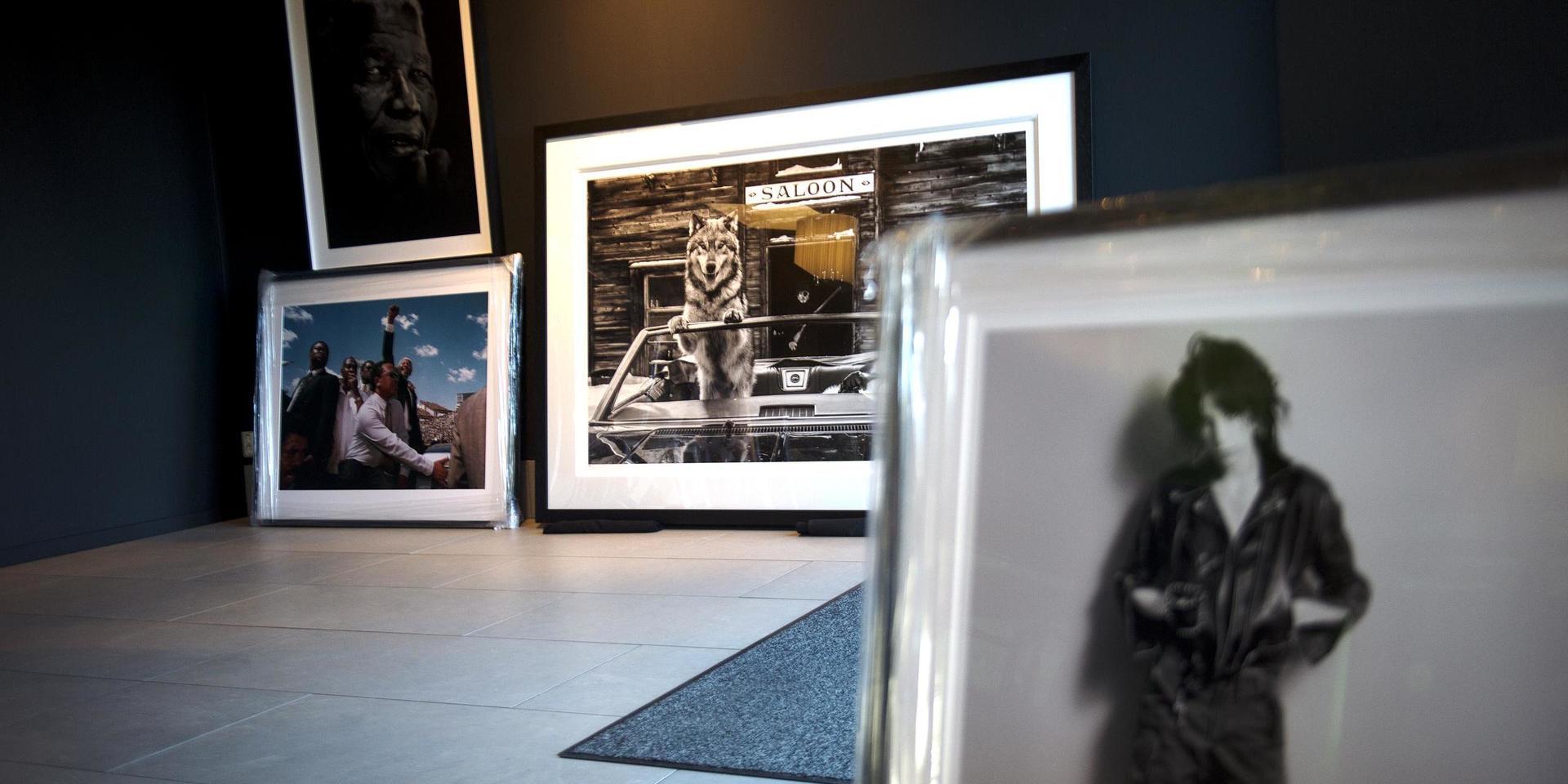 Utställningen rymmer bilder på allt från Patty Smith till Nelson Mandela. I mitten syns det dyraste verket - som går på nästan en halv miljon kronor.