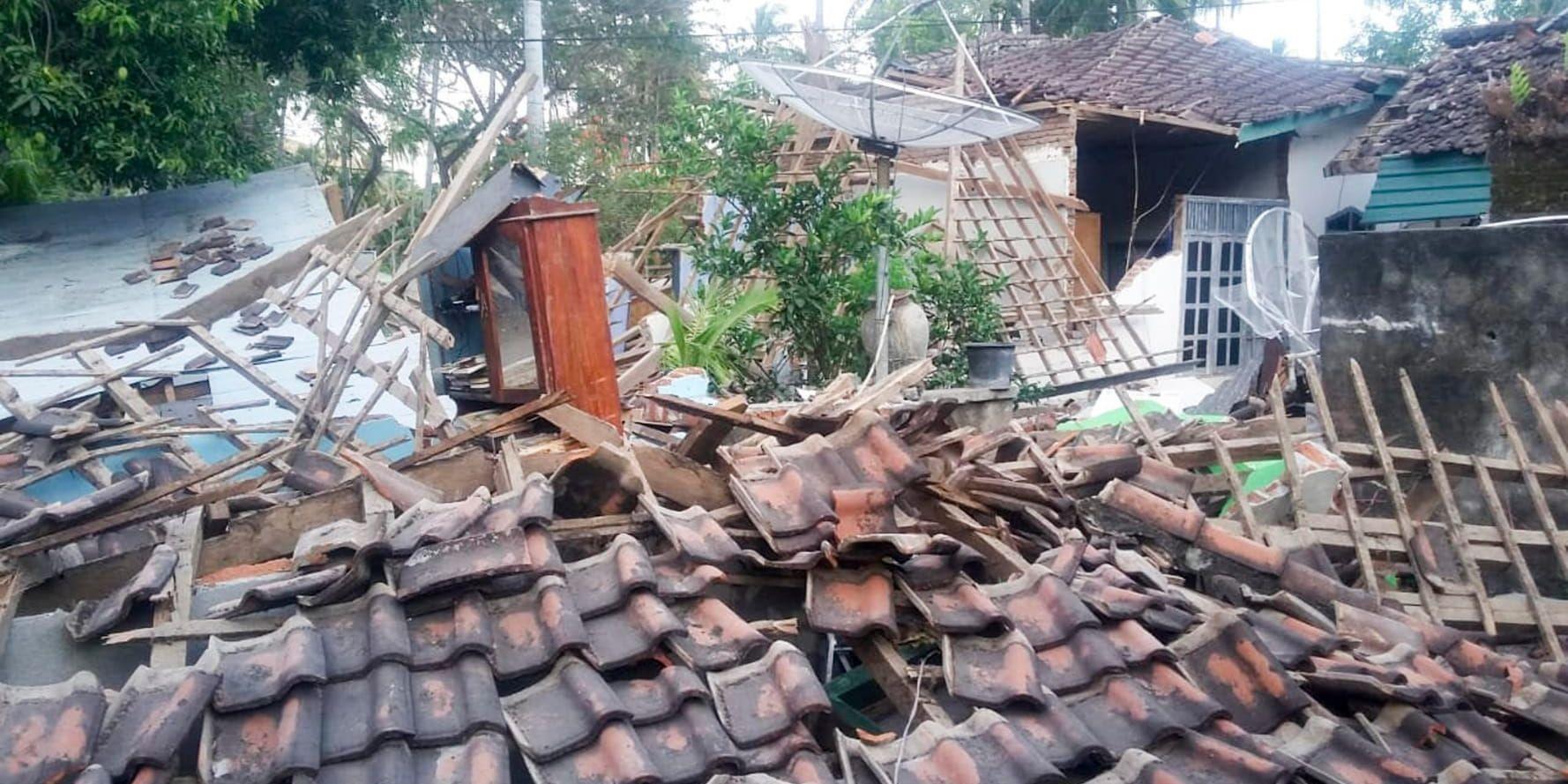By i nordvästra Lombok som raserats i söndagens jordbävning. Nu avråder UD från "icke nödvändiga resor". Arkivbild.