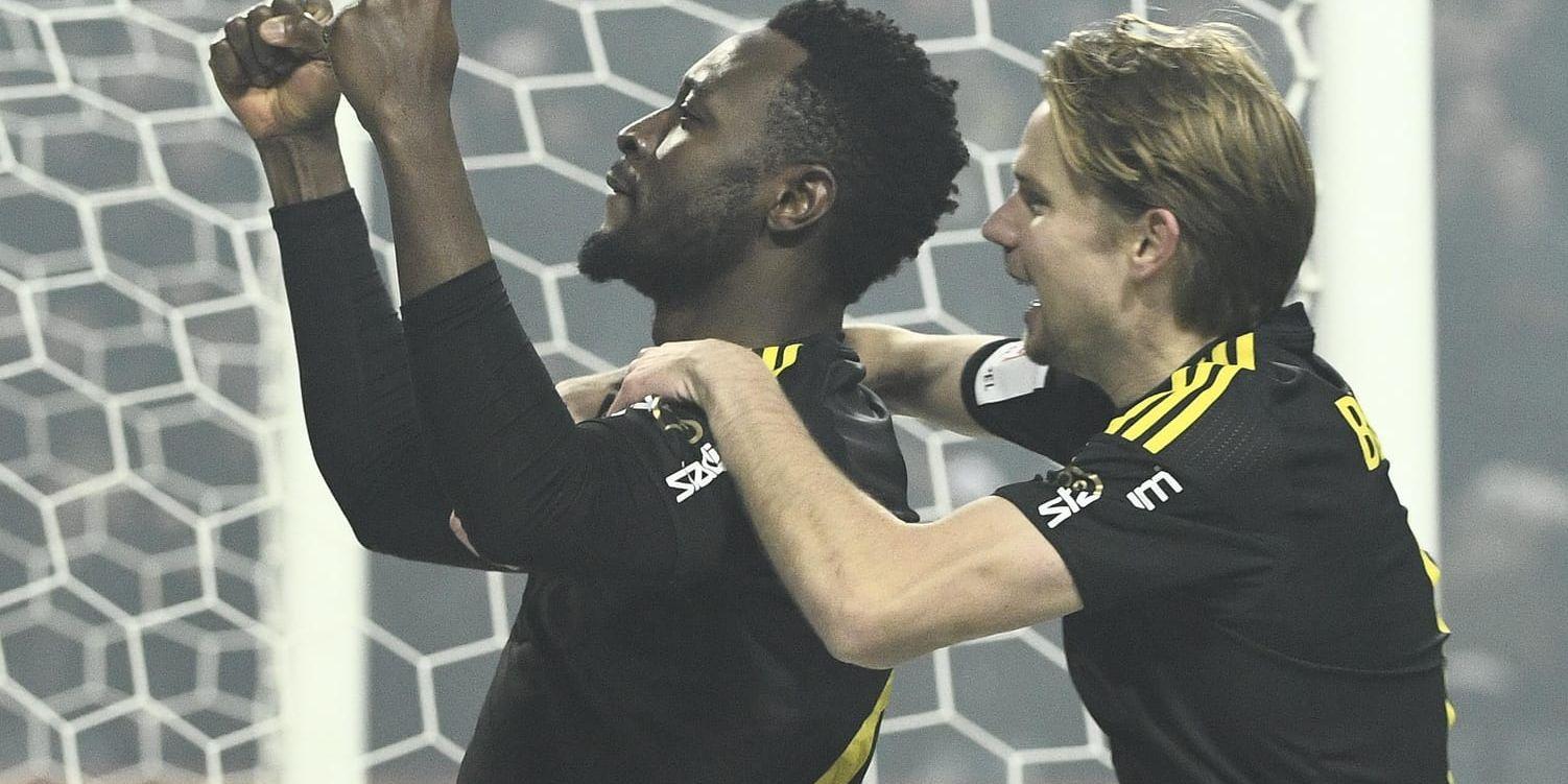 Chinedu Obasi (till vänster) här i AIK-tröjan. Nu återvänder han till allsvenskan för spel i Elfsborg. Arkivbild.