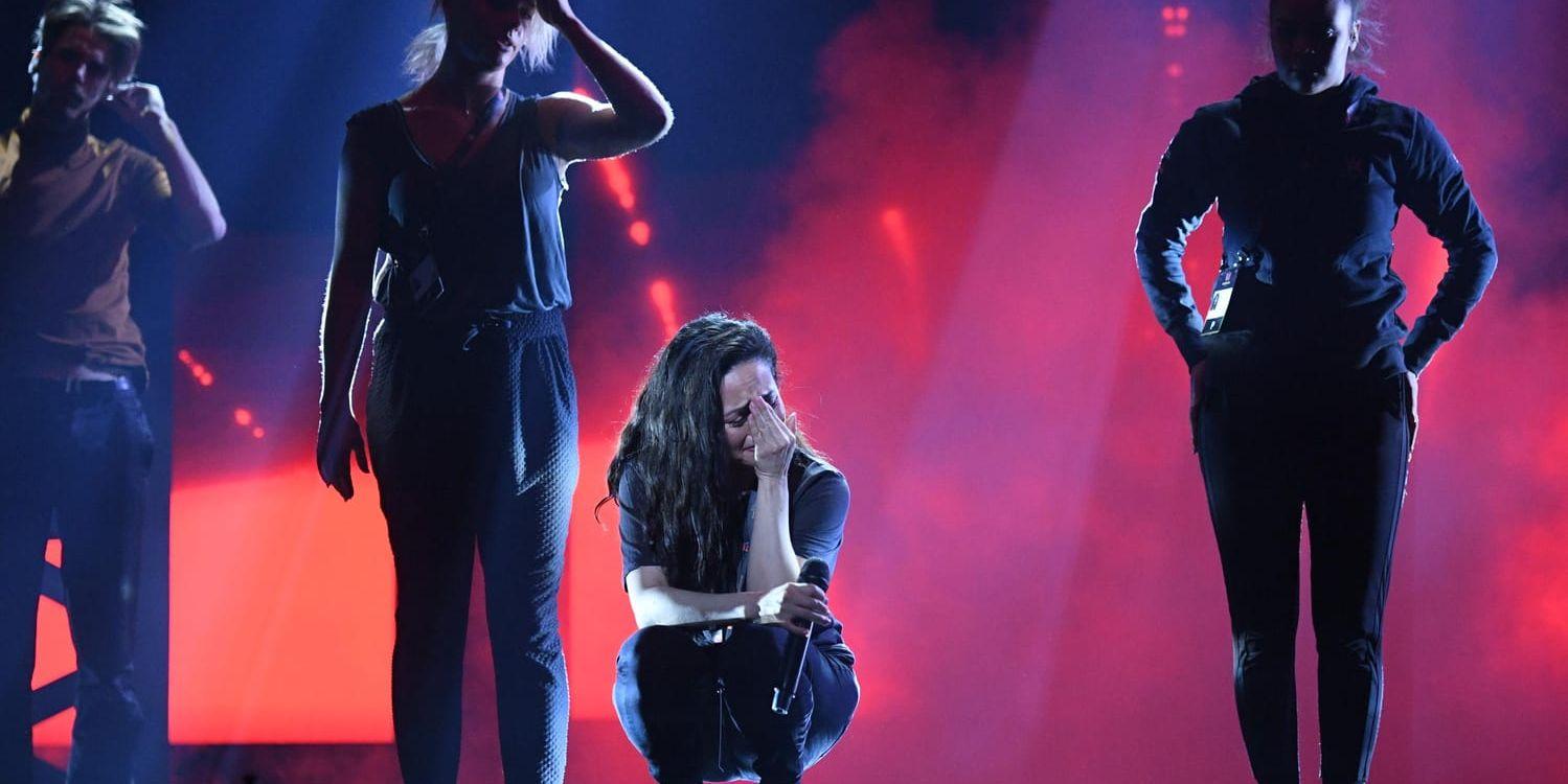 Barbi Escobar framför bidraget "Stark" under repetitionerna på Malmö arena inför lördagens tredje deltävling i Melodifestivalen. Det blev ett känslosamt rep.