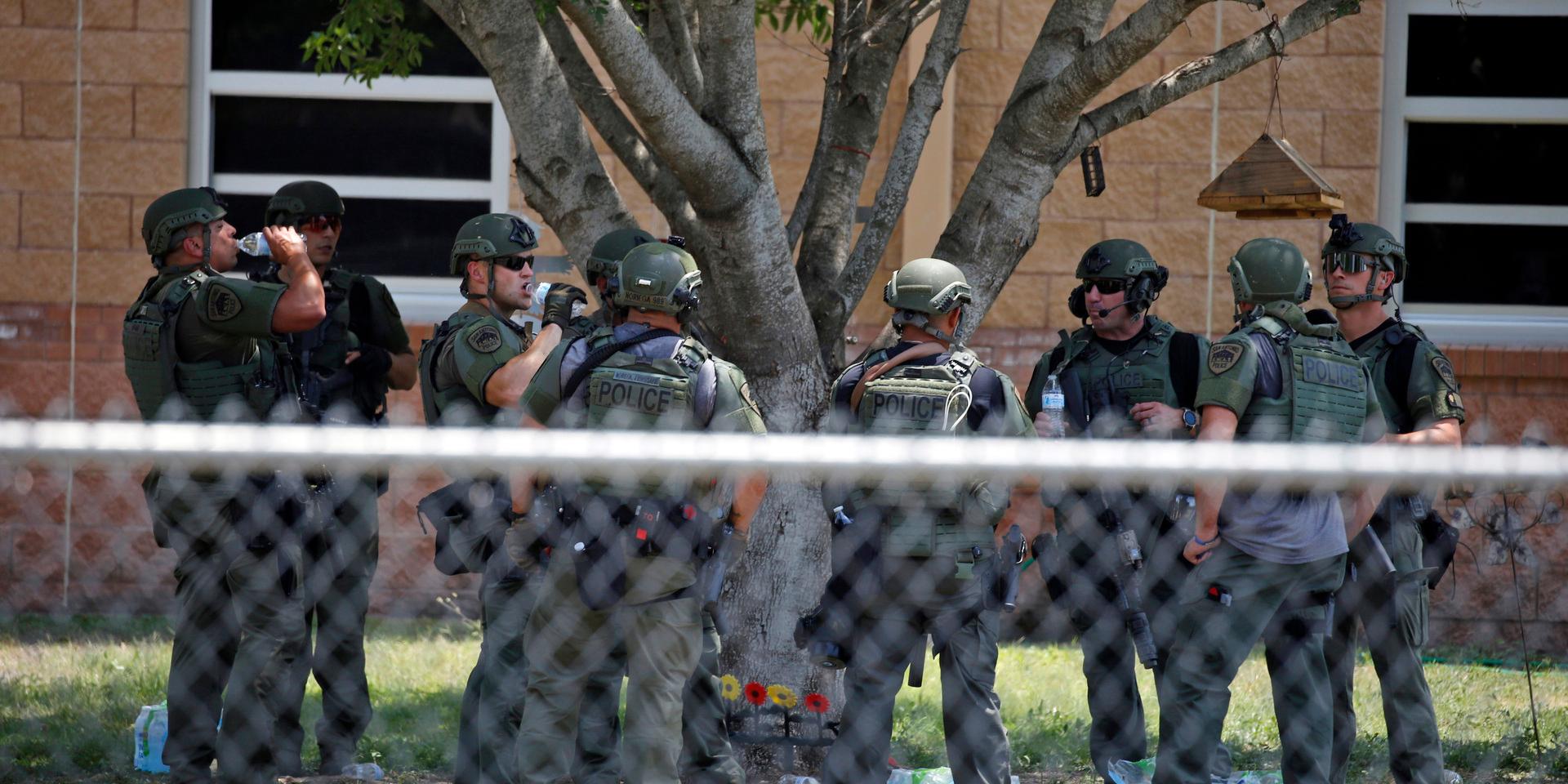 Polis står utanför Robb Elementary School efter masskjutningen som tog minst 21 liv.