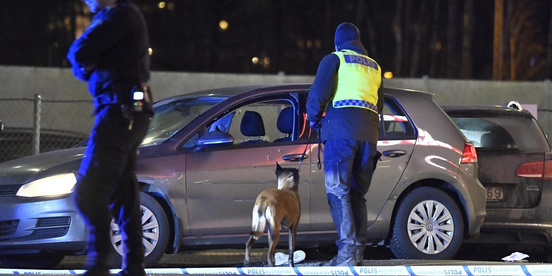 Polis på plats vid macken vid Kungens kurva i södra Stockholm efter skjutningen i januari 2020. Arkivbild.