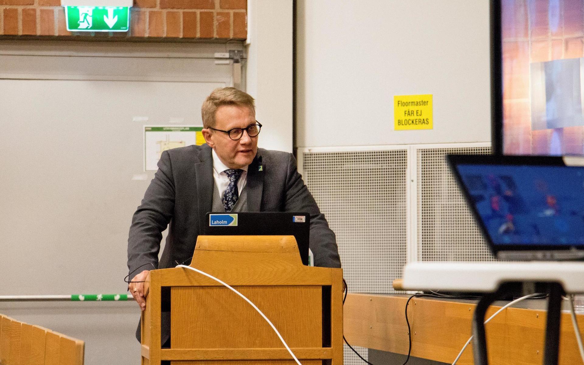 En fläkt av normalitet. Erling Cronqvist (C) kunde kliva upp i en vanlig talarstol vid sina anföranden.