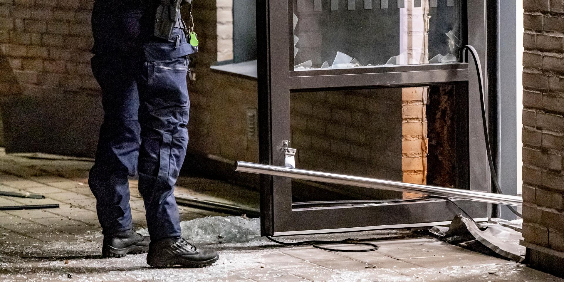 Polis på plats på vid flerfamiljshuset i Helsingborg där en kraftig fyrverkeripjäs exploderade natten mot fredag.