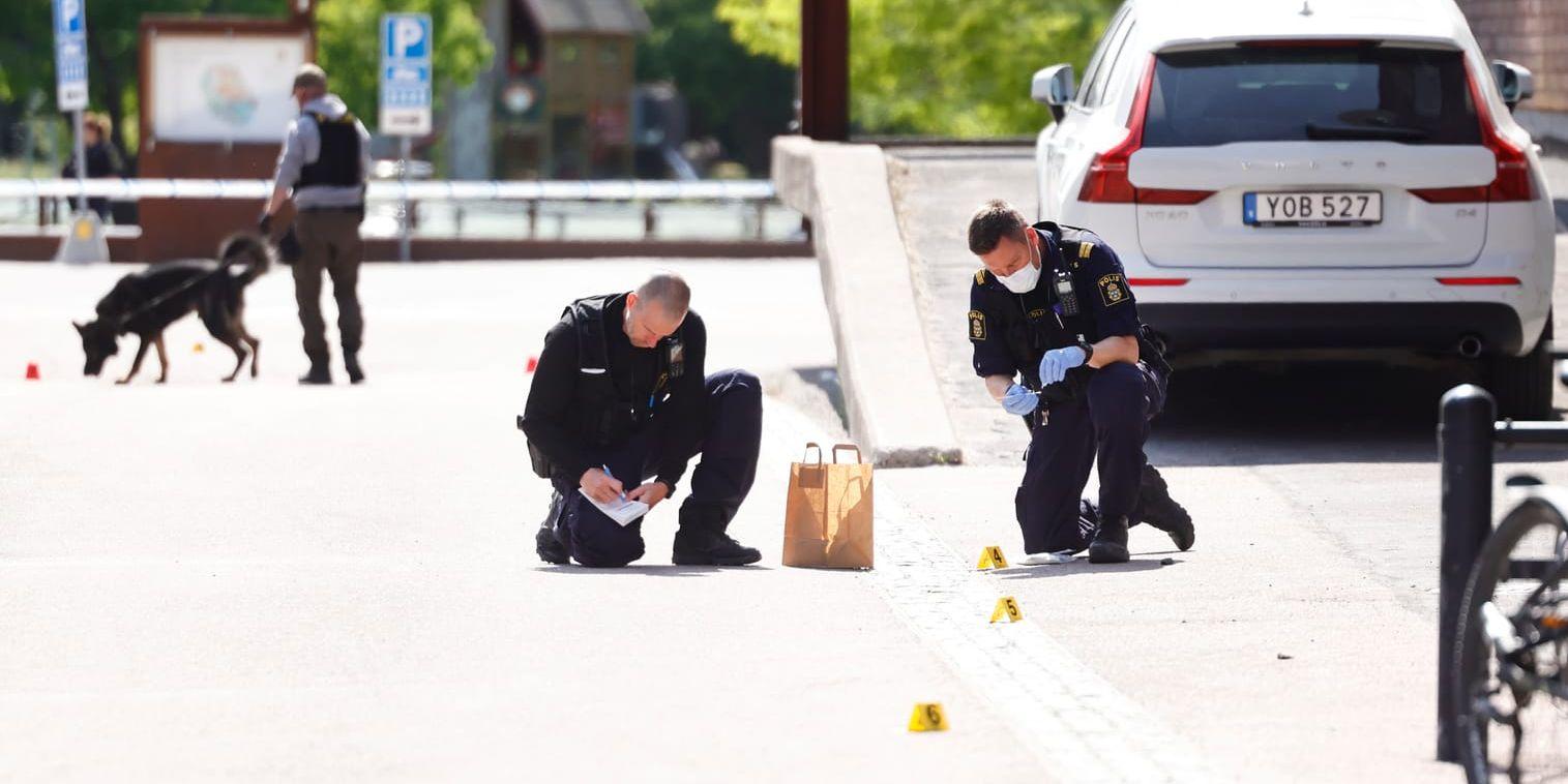 Under torsdagen pågick en stor polisinsats vid Munktellarenan i Eskilstuna där fyra tonåringar knivskadades vid ett bråk.