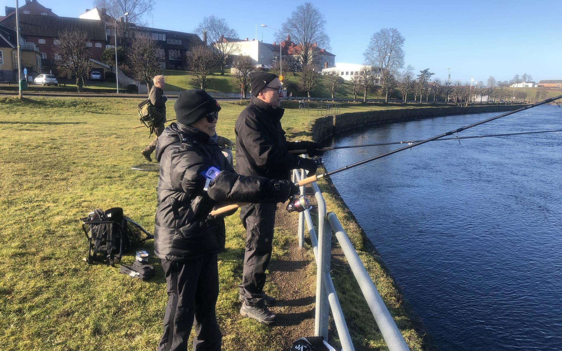 Vivianne och Christer Harrysson prövar fiskelyckan i Lagan.