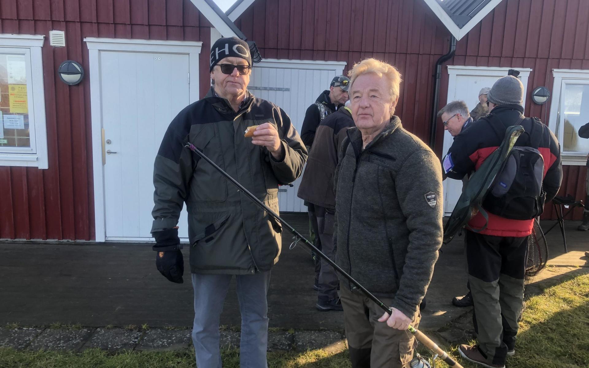 Roland Gottfridsson och Kjell Bäckhed pratar fiskeminnen utanför Laxahuset. 