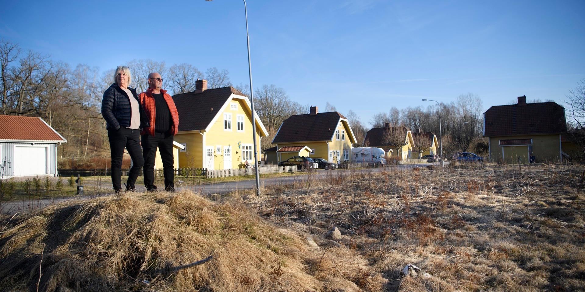 Angelica Svensson och Rutger Herlin väntar fortfarande på klartecken för att få bygga på sin tomt på Trädgårdsgatan i Oskarström, intill de tio andra husen som ligger där.