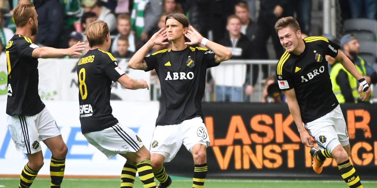 AIK:s Kristoffer Olsson jublar efter att ha kvitterat på frispark till 1–1.