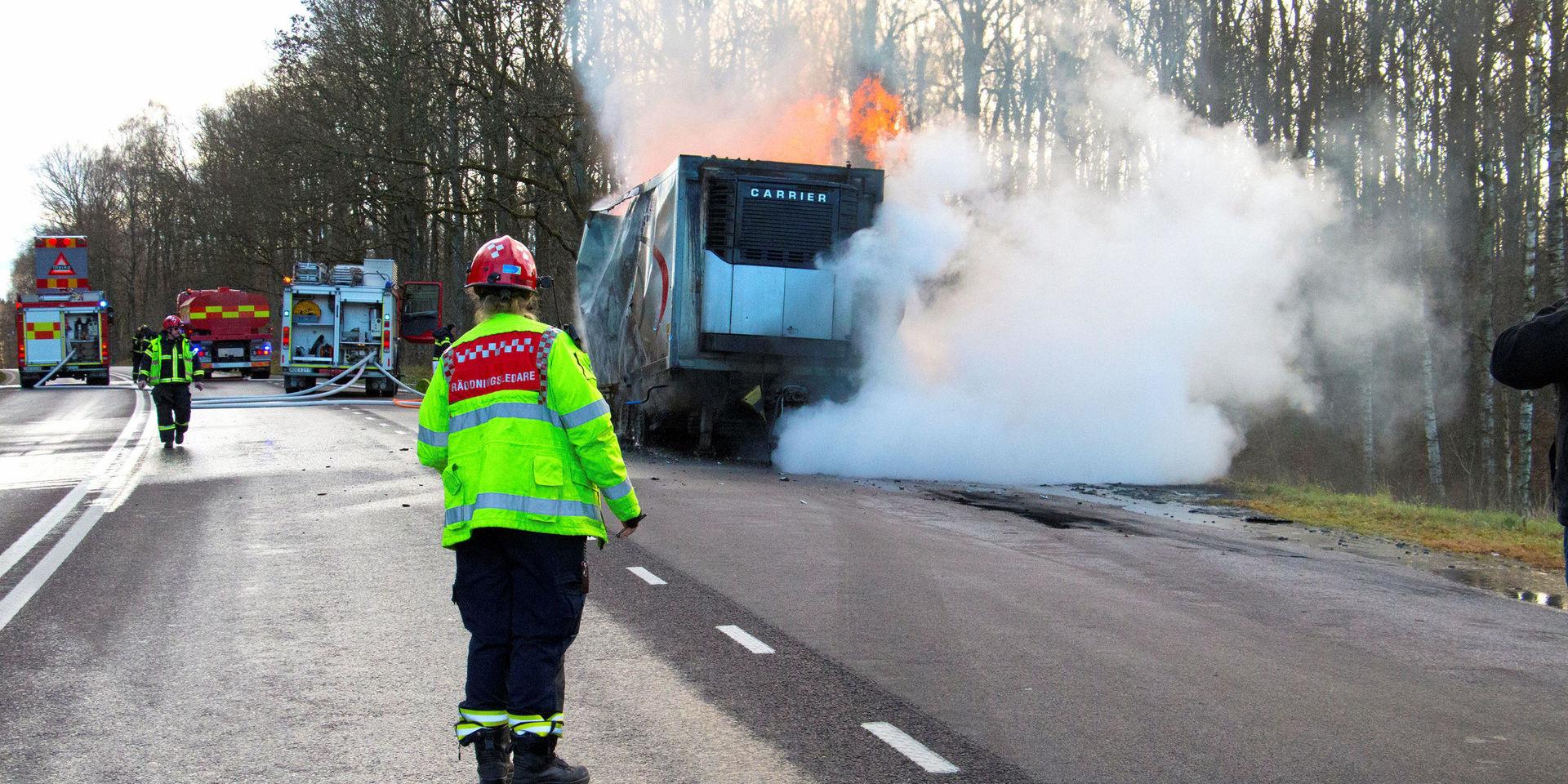 Räddningsledare Sofia Frindberg tittar på medan det plastfyllda lastbilssläpet står i ljusan låga. Olyckan inträffade på väg 24 i Höjd med Knopparp strax söder om Våxtorp.