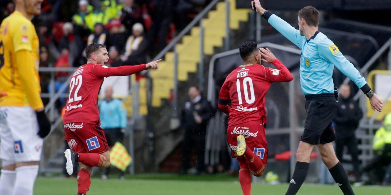 Hosam Aiesh (till höger i rött) firar ett av flera drömmål i Östersunds 3–2-seger mot Falkenberg.