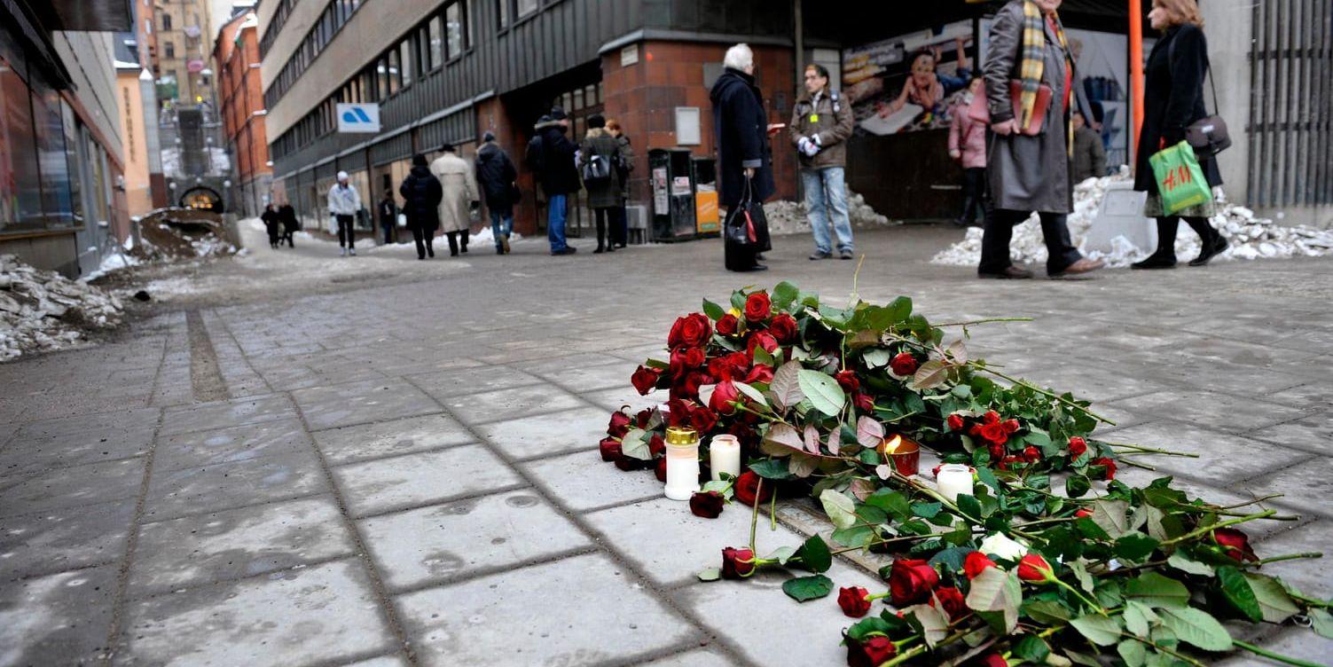 Blommor vid korsningen Tunnelgatan och Sveavägen där Olof Palme mördades. Arkivbild.