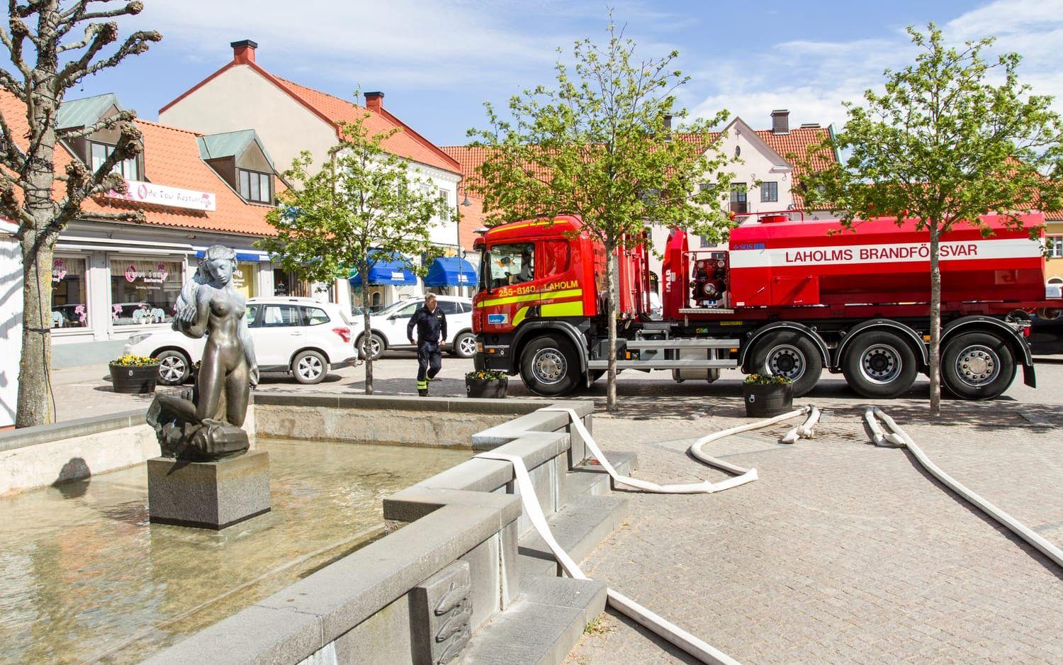 Slangar och röda lastbilar gjorde att många stannade till för att se vad som hände på Stortorget. Bild: Kenny Hjälte