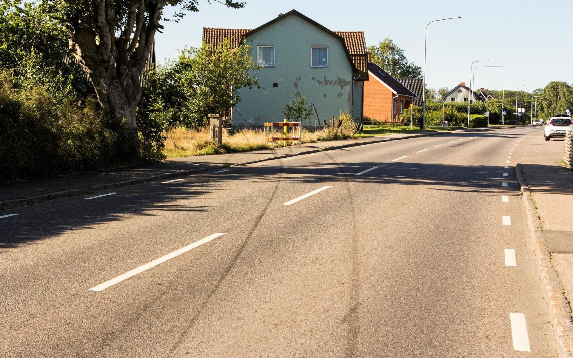 Bilen krockade med ett hus på Kövlingevägen i Vallberga.
