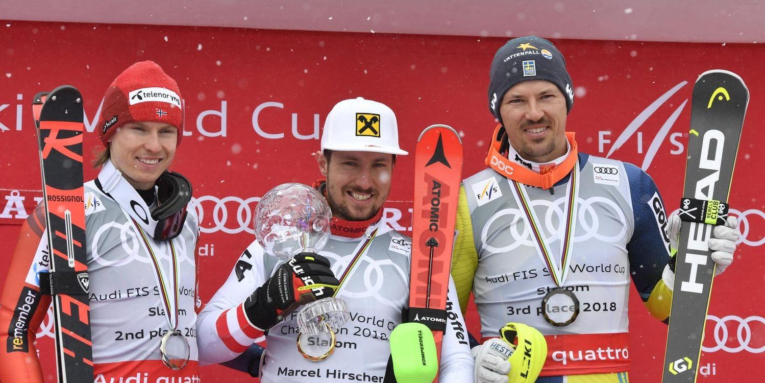 Tvåan Henrik Kristoffersen, Norge, segraren Marcel Hirscher, Österrike, och trean André Myhrer, Sverige vid prisutdelningen i världscupen i slalom i Åre på söndagen. Dagens tävling ställdes in på grund av vädret och kvar av tävlingarna blev bara en prisceremoni.