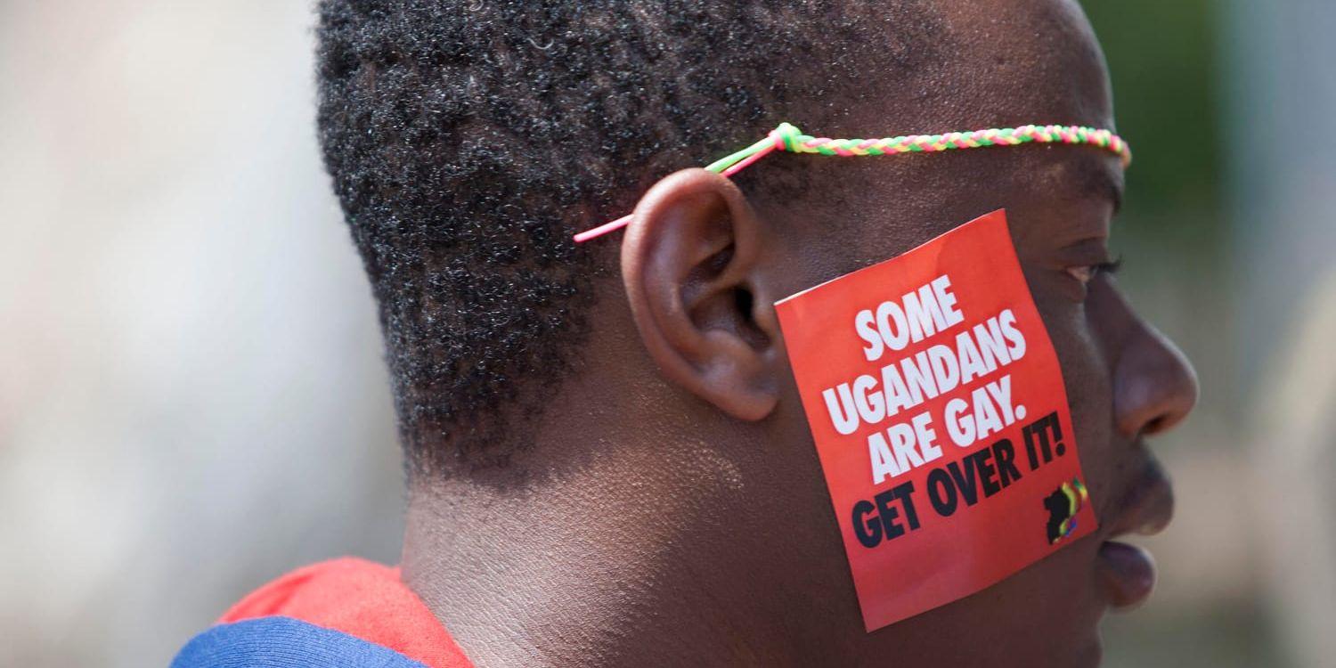 En man i Uganda deltar i en pridefestival i staden Entebbe. Lagarna kring homosexualitet blir allt strängare i landet, liksom i flera andra afrikanska länder. Arkivbild.
