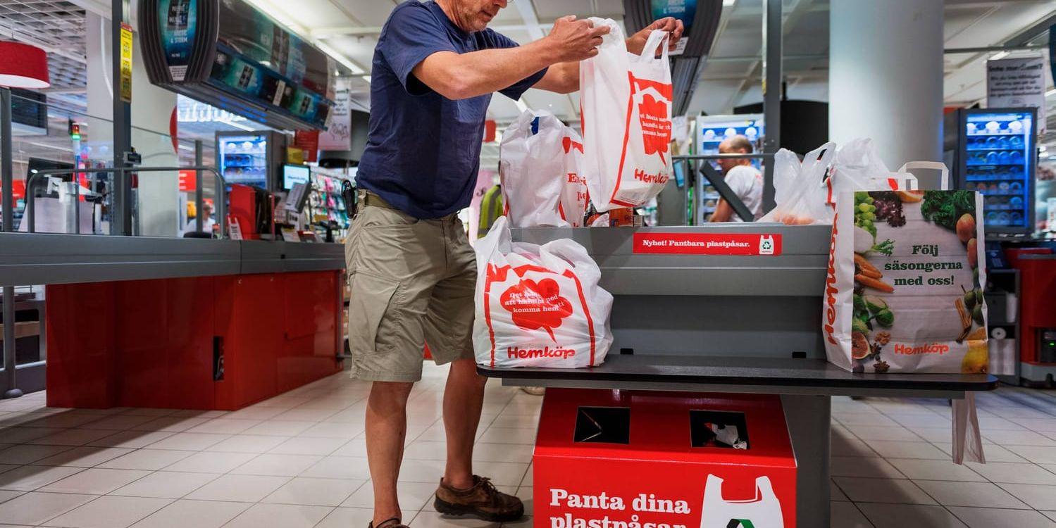 Hemköp Torsplan har infört pant på plastpåsar. Kunden Göran Svalling brukar återanvända sina plastpåsar som soppåsar, men tycker att det är en bra idé att man kan panta plastpåsar.