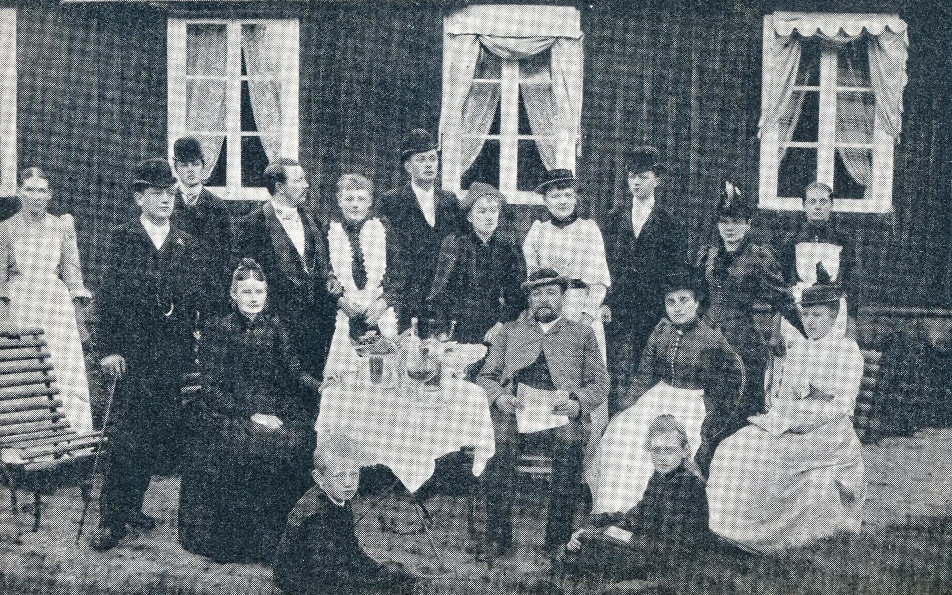 Makarna Berggren omgivna av tjänstfolk och sin stora familj. De fick nio barn, varav sex uppnådde vuxen ålder. 