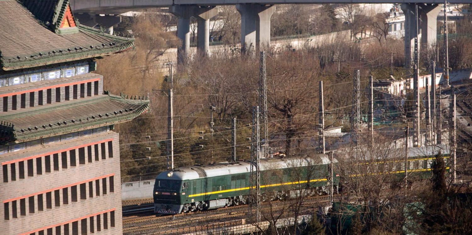 Ett tåg som tros vara Kim Jong-Uns har rullat in i Peking.
