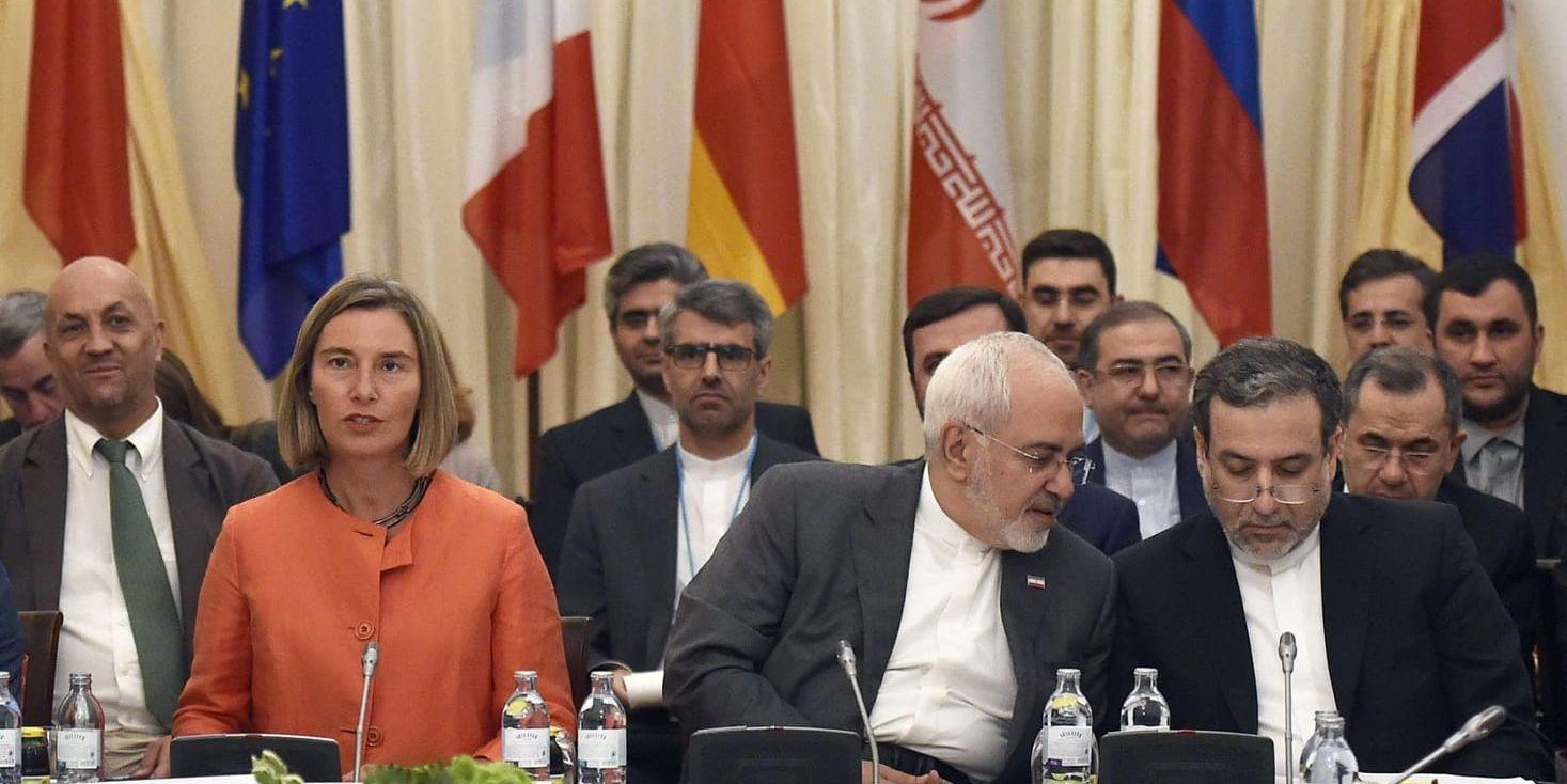 EU:s utrikeschef Federica Mogherini intill Irans utrikesminister Mohammad Javad Zarif när kärnenergiavtalet diskuterades i Wien i juli i fjol.