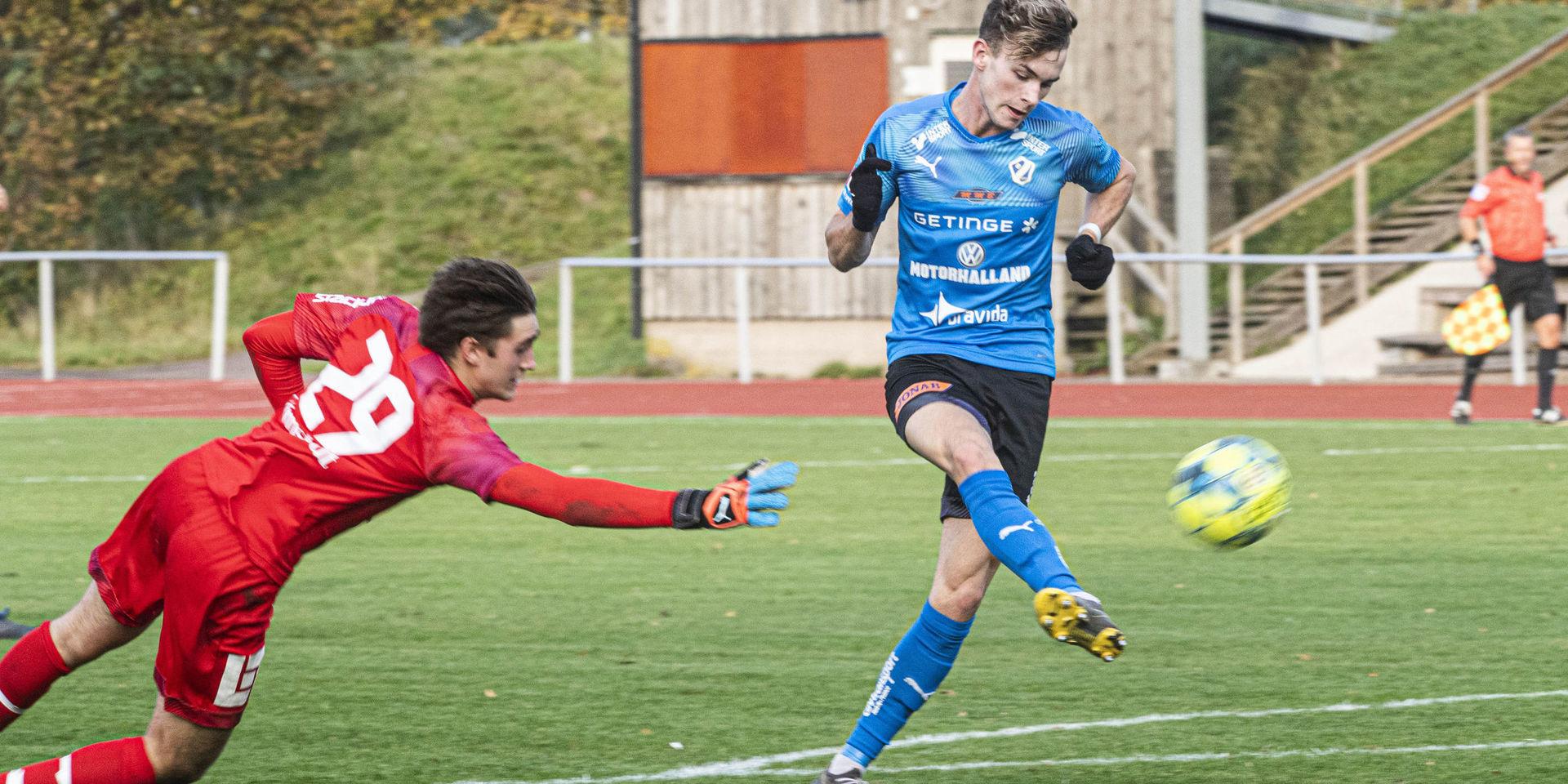 Alexander Johansson noterades för två mål när Halmstads BK:s U21 besegrade BK Häcken på Halmstad Arena IP med 5–1. Här får Häckens målvakt Jovan Lucic släppa ett av målen förbi sig.