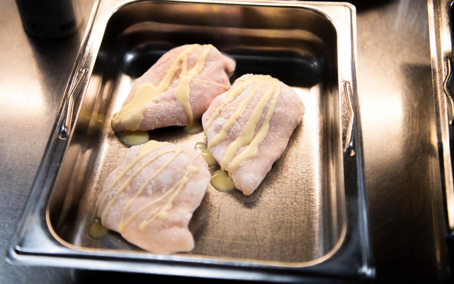 På dagens meny finns bland annat ugnsbakad kycklinglårfilé. Det tillagas i stora mängder på en gång, men också i mindre varianter till patienter med specialkost.