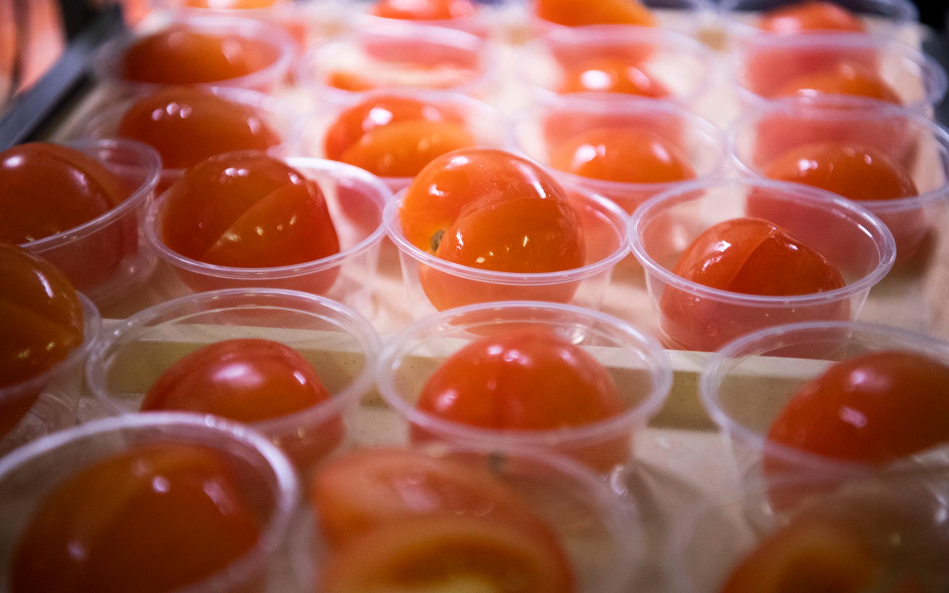 En liten skål med tomatklyftor till varje portion.