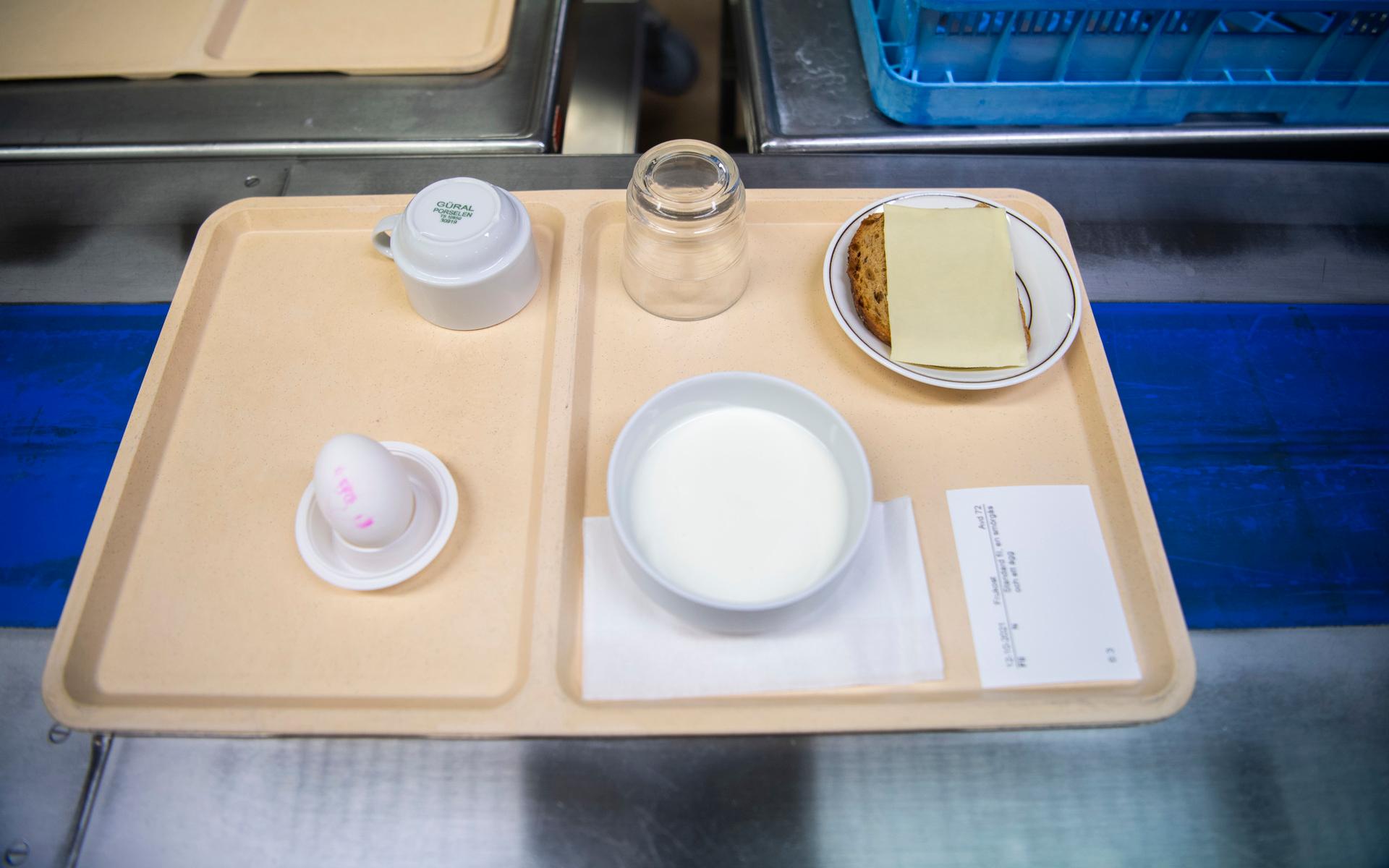 En standardfrukost: ostsmörgås, fil och ägg. Lappen på brickan visar vad just denna patienten ska ha och om det ingår någon specialkost.