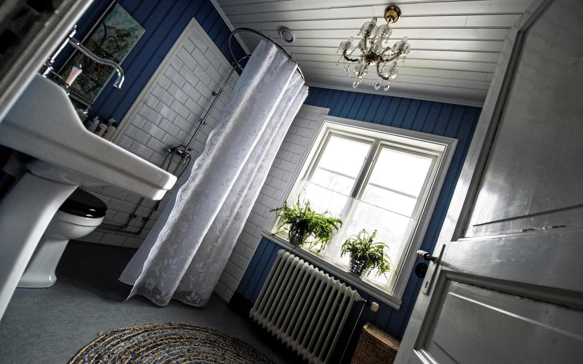 Det kombinerade badrummet och tvättstugan har fått en renovering sedan Helena och Anders flyttat in. 