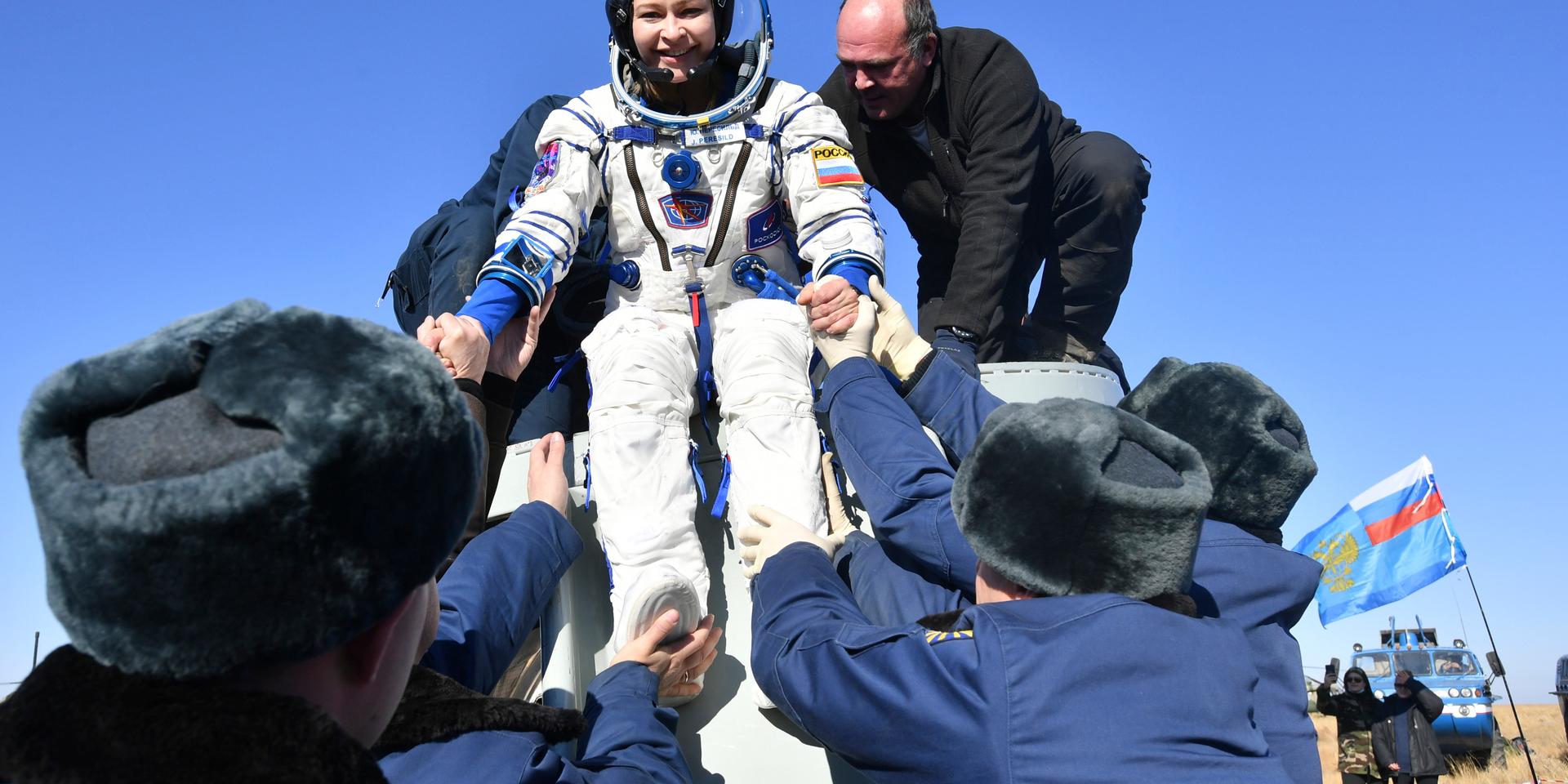 Julia Peresild firas när Sojuz-kapseln landat nära staden Zjezkazgan i Kazakstan den gångna helgen.