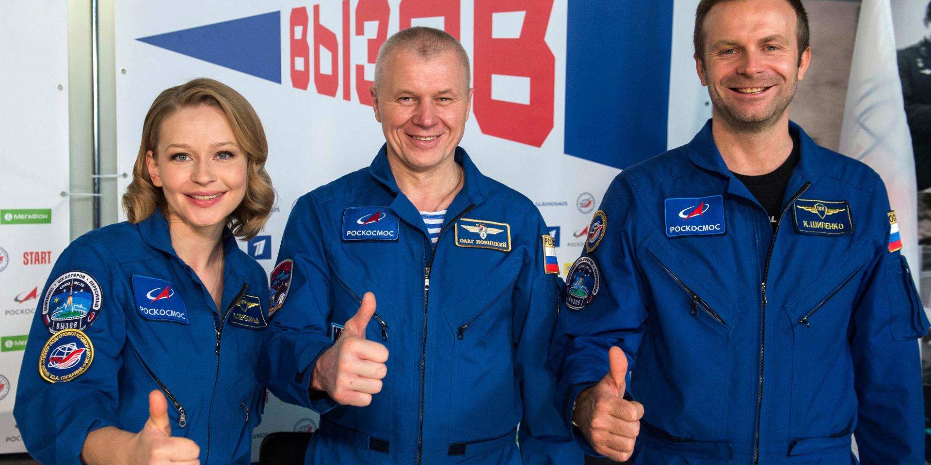 Julia Peresild, Oleg Novitskij (kosmonaut som följde med filmteamet ned) och Klim Sjipenko vid presskonferensen i Moskva efter hemkomsten.