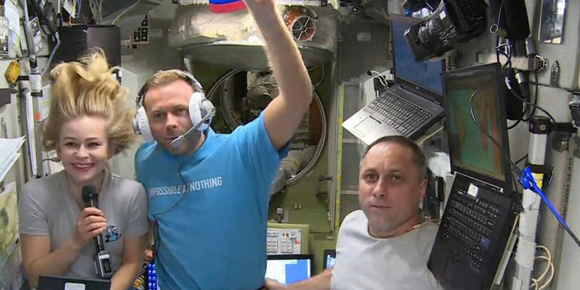 Julia Peresild, Klim Sjipenko och kosmonauten Anton Sjkaplerov ombord på ISS den 7 oktober.