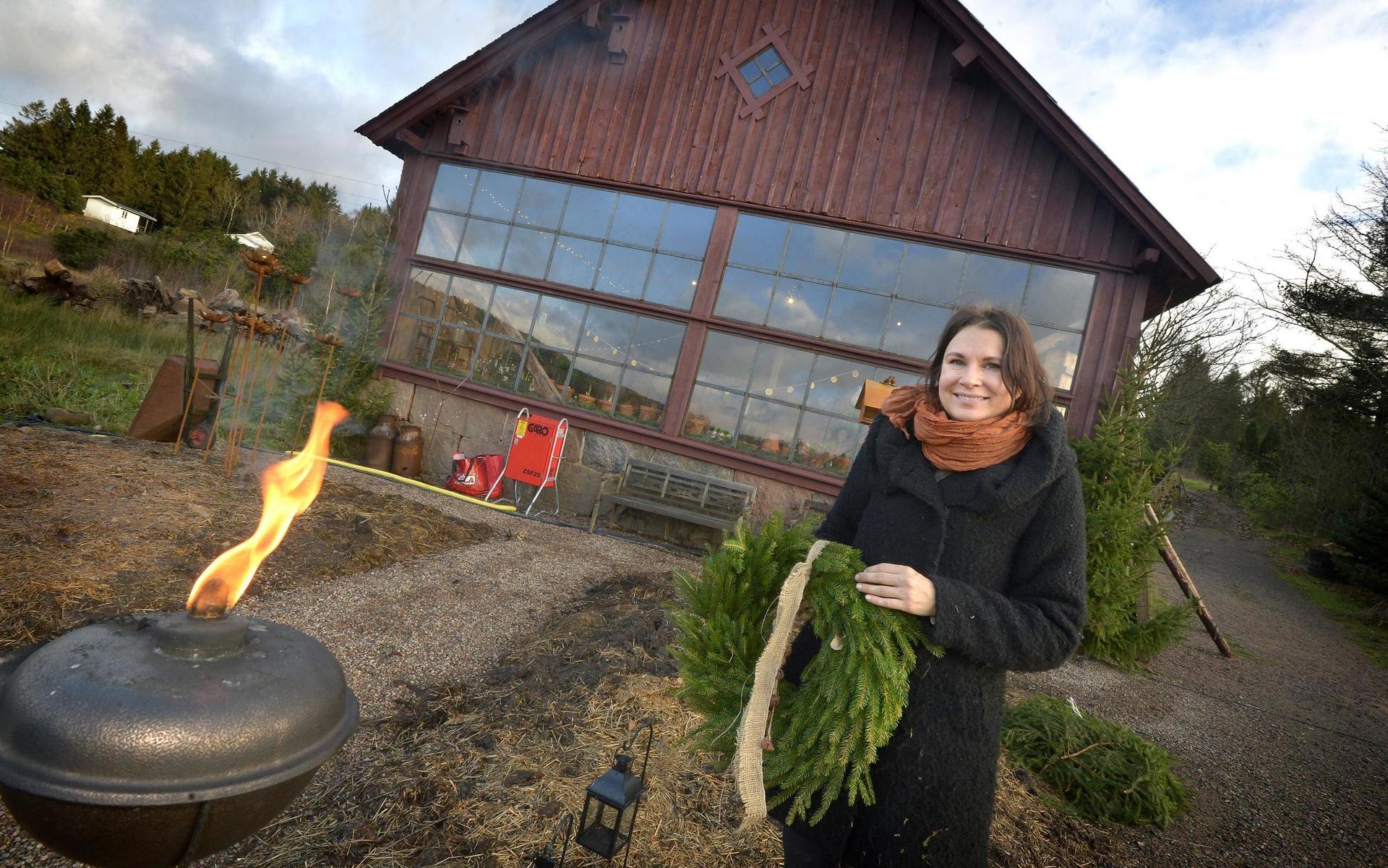 Marie Emilsson på Håkesgård ordnar julmarknad i ladan. Den klarade sig med ett nödrop undan branden och har fått fönster som tillverkats av en smed.