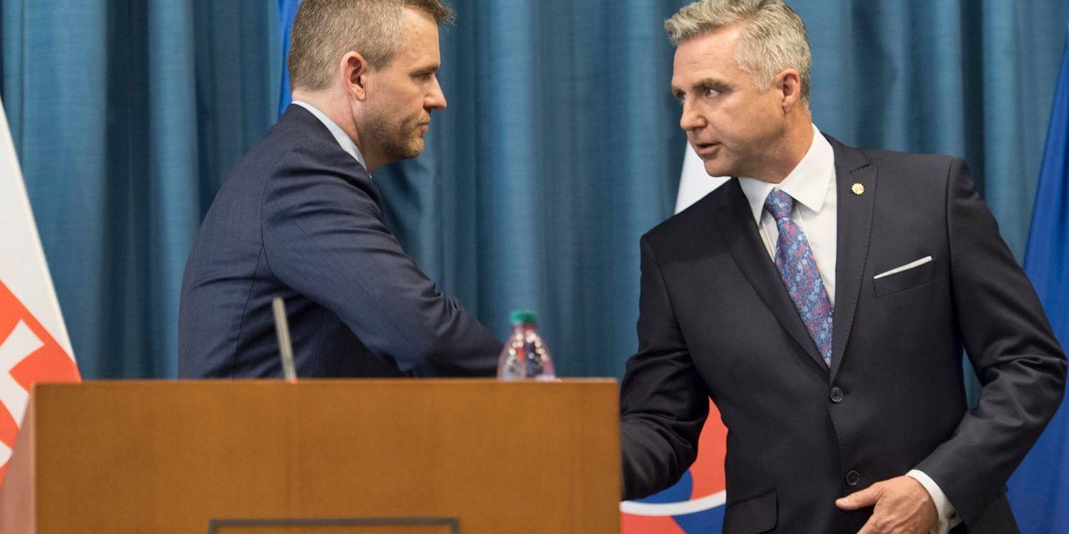 Slovakiens premiärminister Peter Pellegrini och landets nationella polischef Tibor Gaspar.