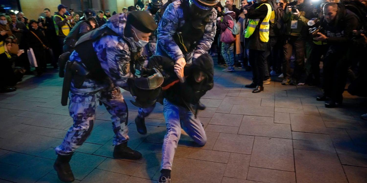En ung man grips av kravallpolis under en demonstration i Moskva 2022. Enligt rapporter används övervakningskameror i allt högre grad för att hitta och gripa regimkritiker.