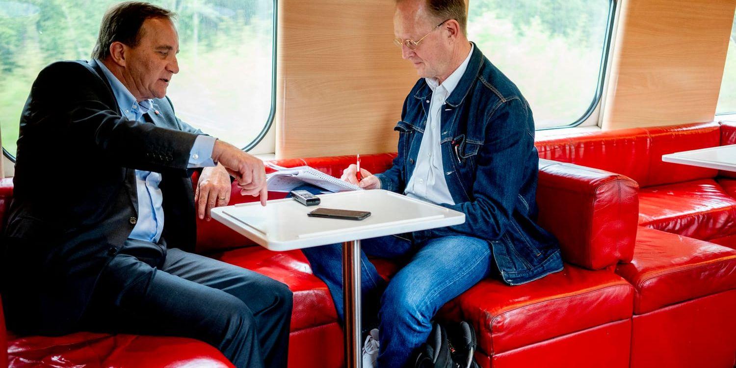 Regeringen vill ha bättre tågregler i EU. Här intervjuas statsminister Stefan Löfven (S) av TT:s Lasse Larsson på ett tåg mellan Göteborg och Stockholm.